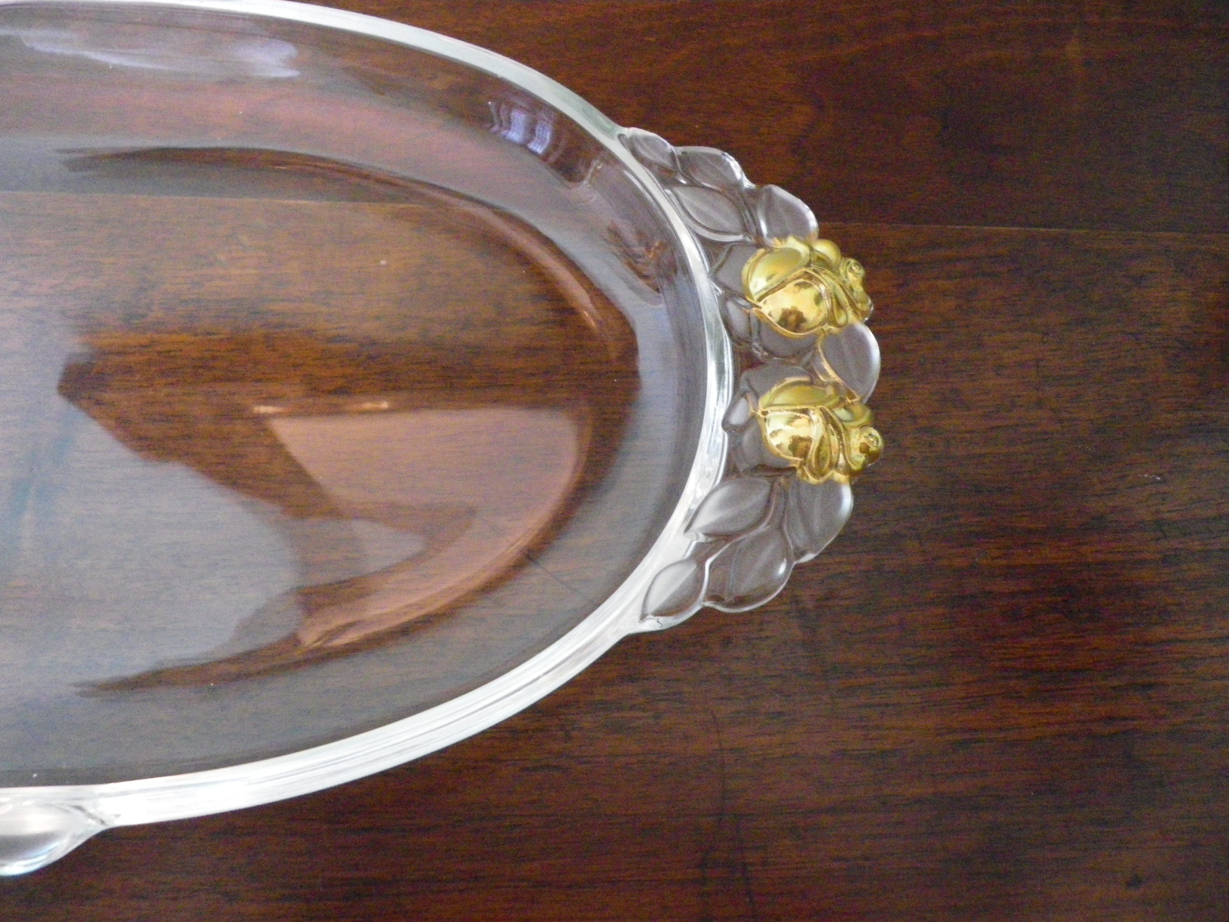 Plat de service vintage en verre transparent et bordures moulées en verre opaque avec dorure
