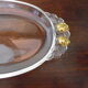 Plat de service vintage en verre transparent et bordures moulées en verre opaque avec dorure