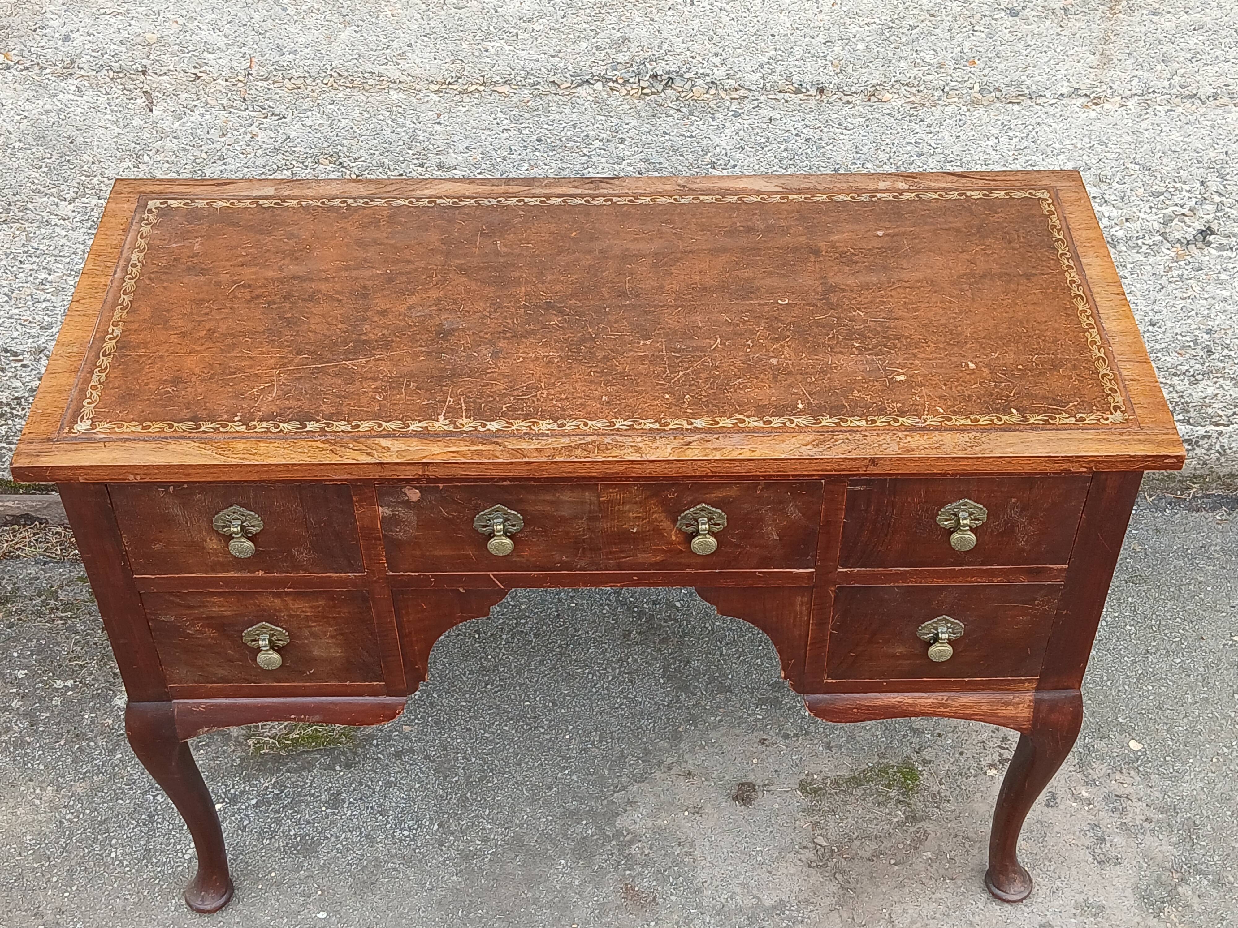 Chippendale-style desk in mahogany veneer.