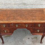 Chippendale-style desk in mahogany veneer.