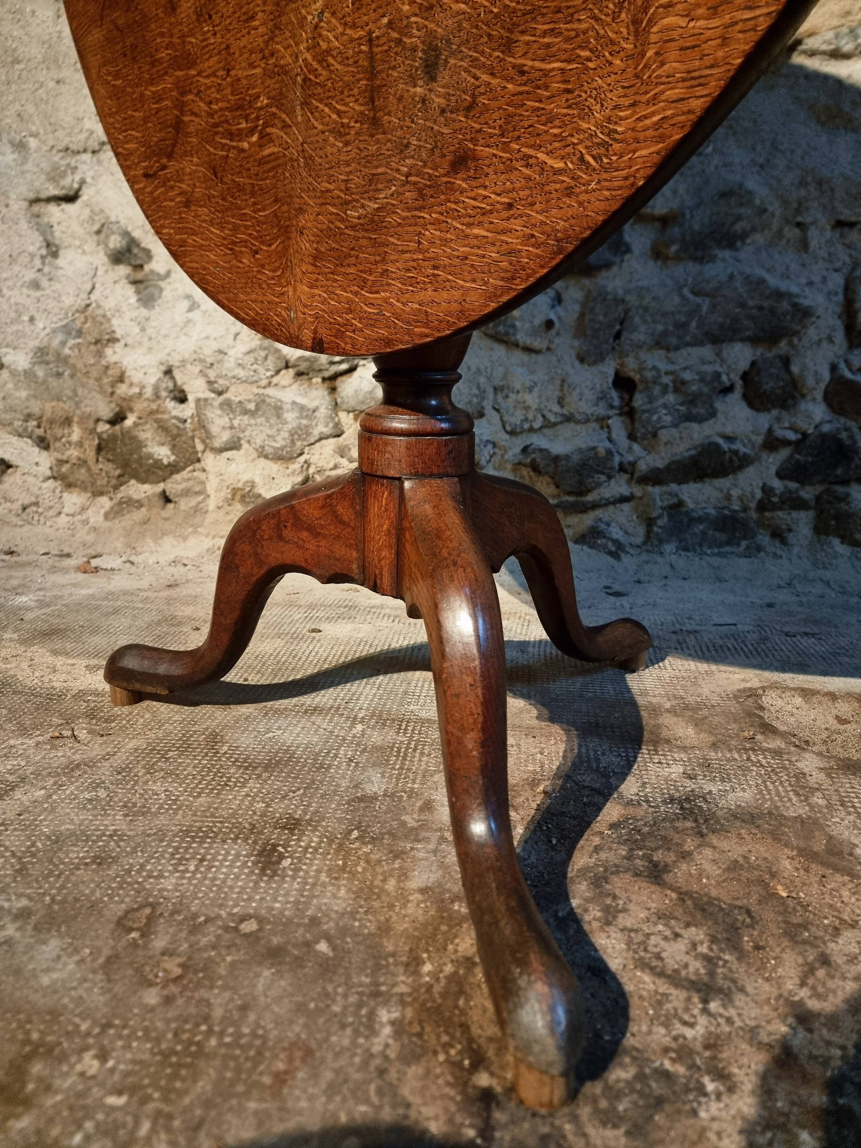 Antique Georgian tilt-top oak table from around 1800 – Round tripod side table 80 cm