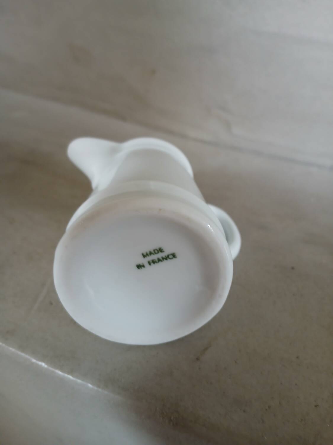 2 petits pichets en porcelaine blanche