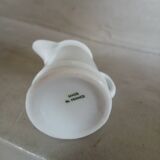 2 petits pichets en porcelaine blanche