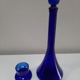 Carafe en verre bleu
