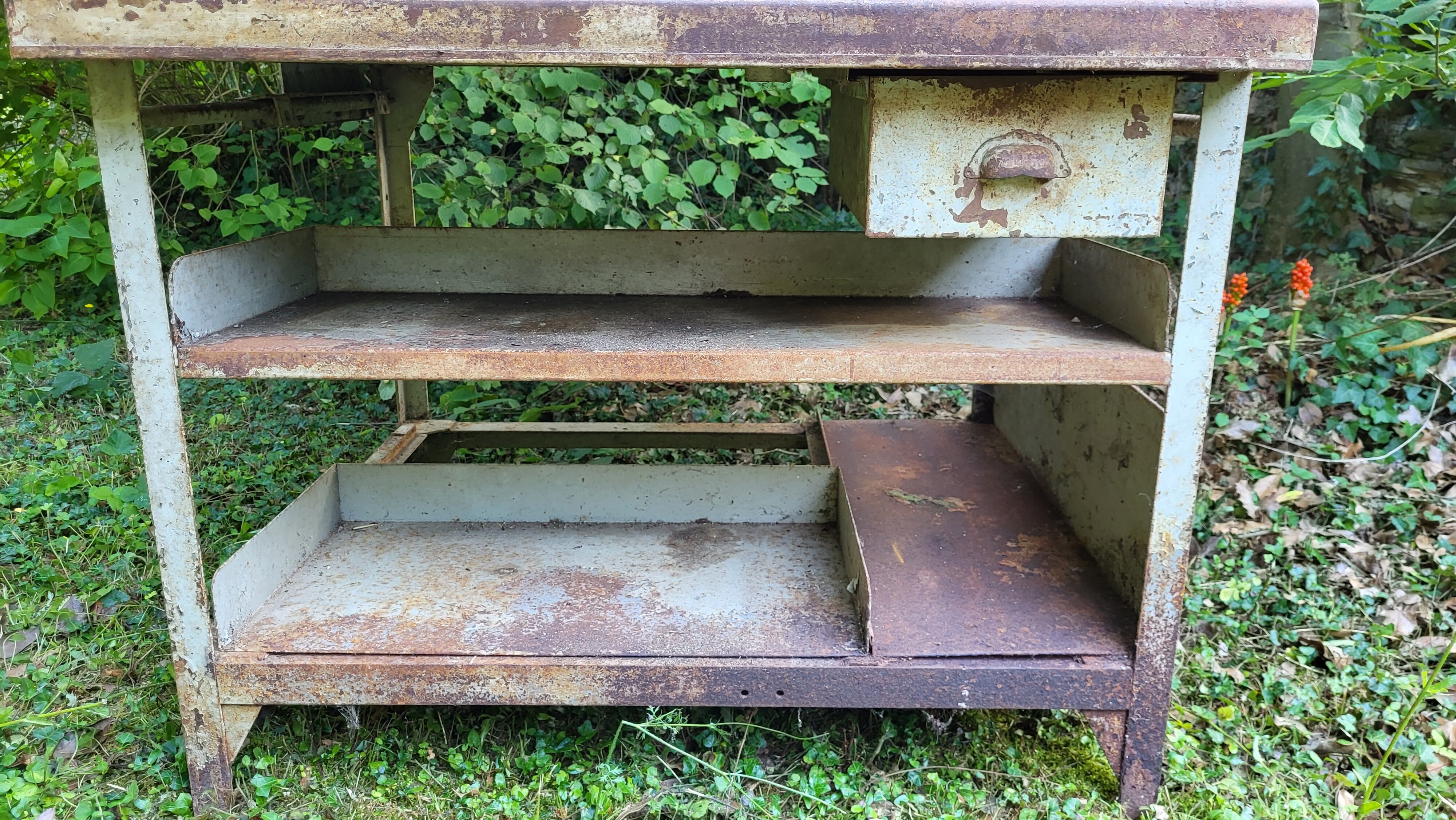 Industrial design postal sorting office