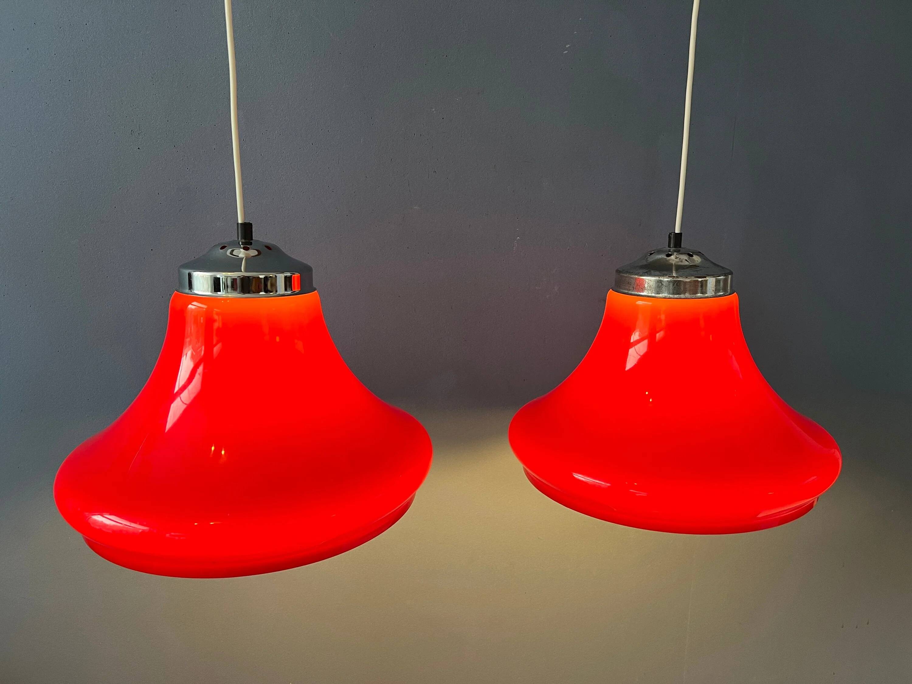 Suspension Space Age rouge en plexiglas avec dessus chromé