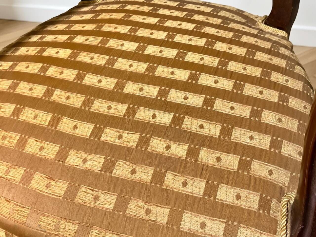 Fauteuil cabriolet classique en bois et tissu texturé doré