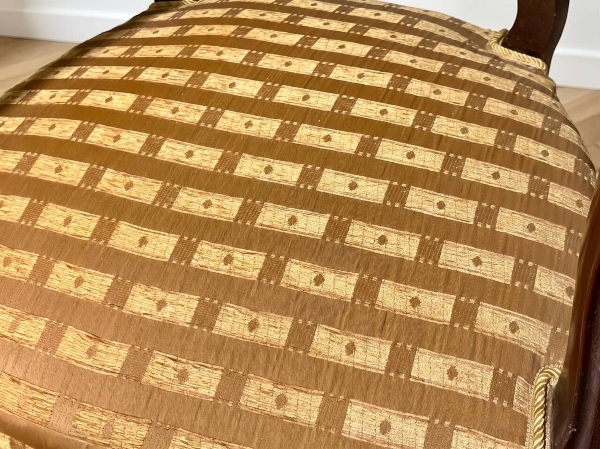 Fauteuil cabriolet classique en bois et tissu texturé doré