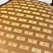 Fauteuil cabriolet classique en bois et tissu texturé doré