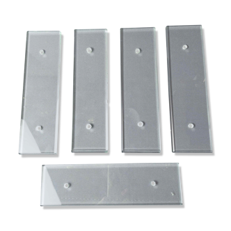 Large model glass cleanliness plates for door