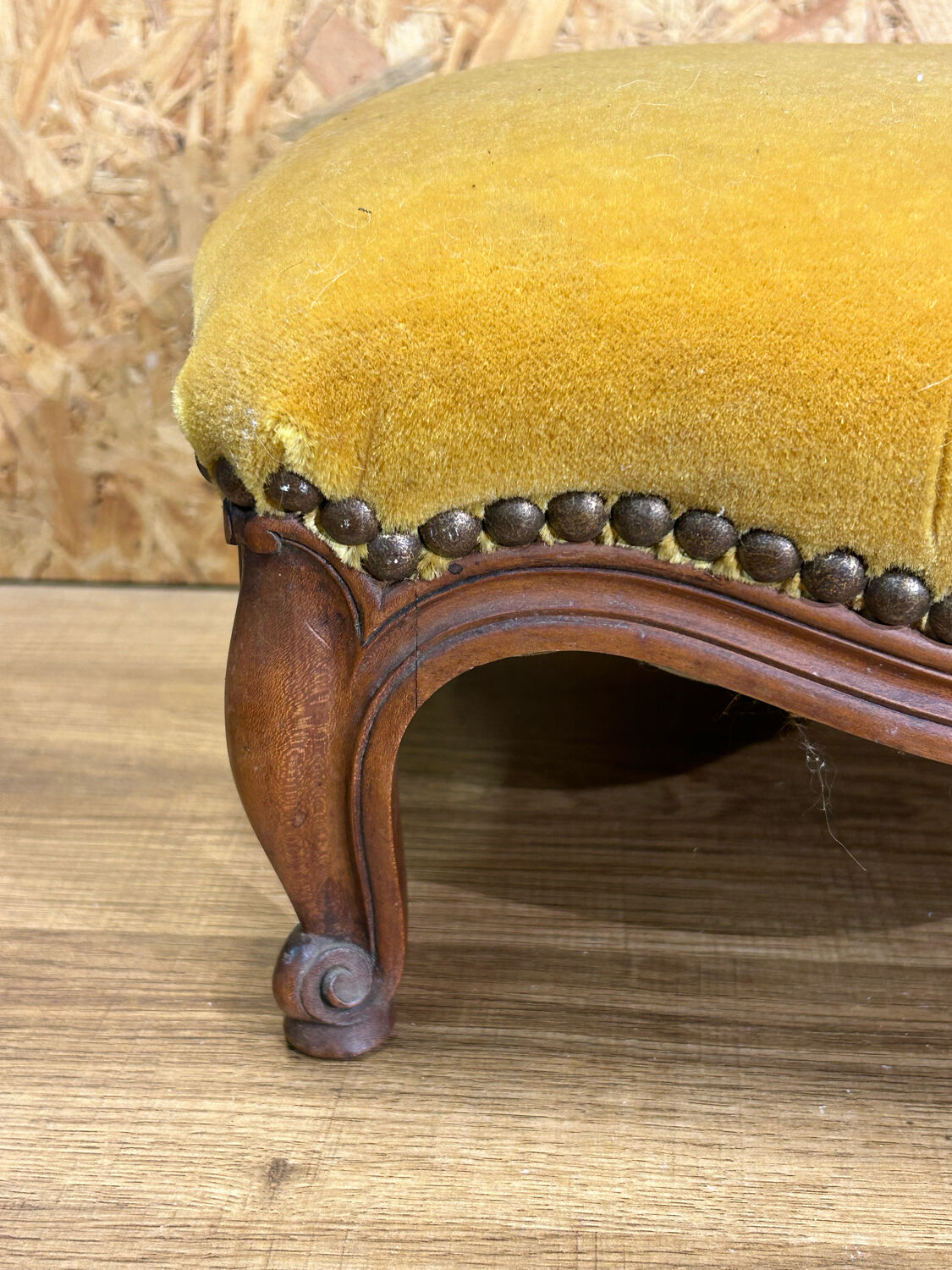 Ancien repose pied bois tissu velours ocre tabouret style Louis XV vintage
