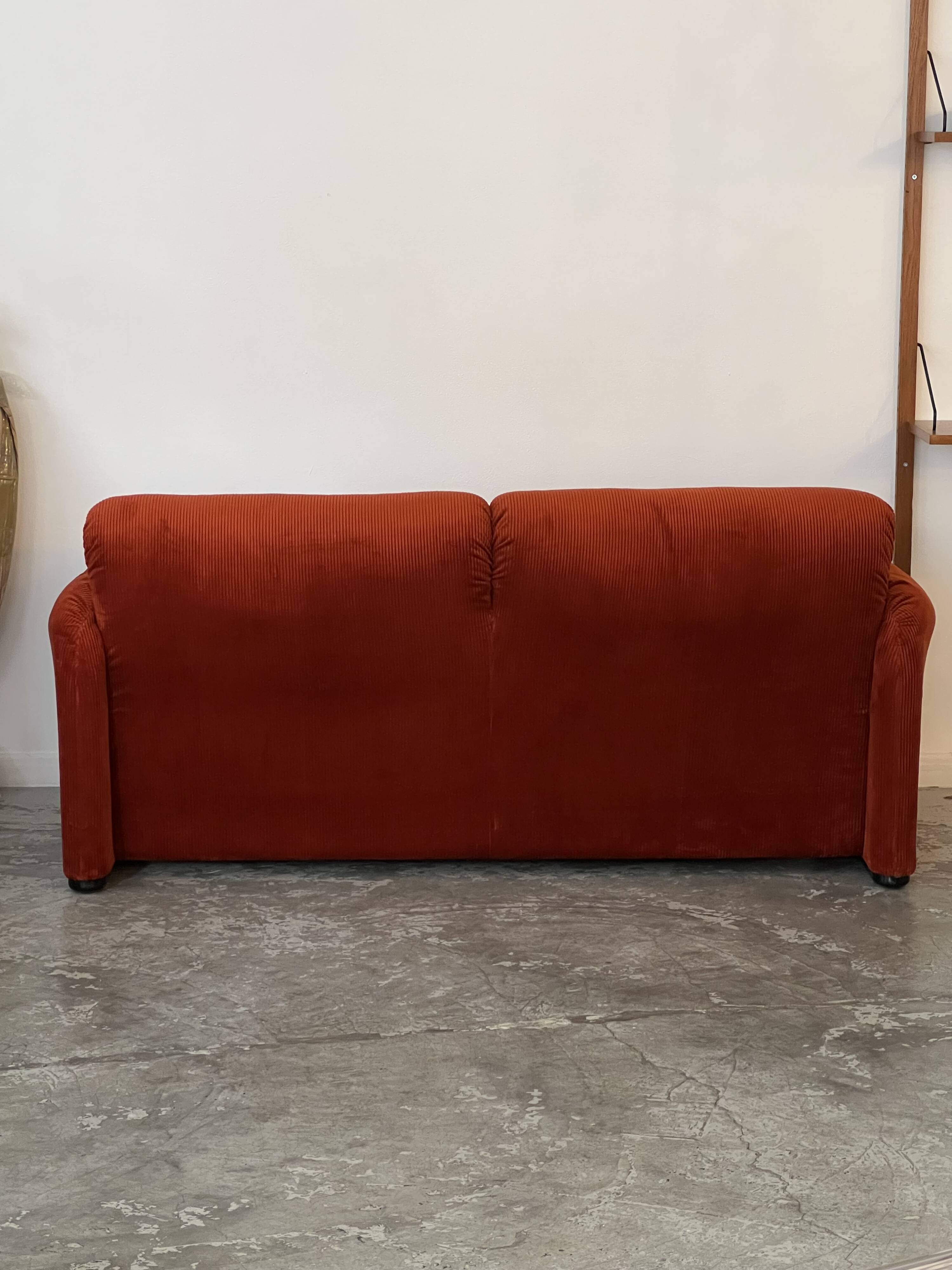 Maralunga 2-seater sofa by Vico Magistretti for Cassina Italy 1973