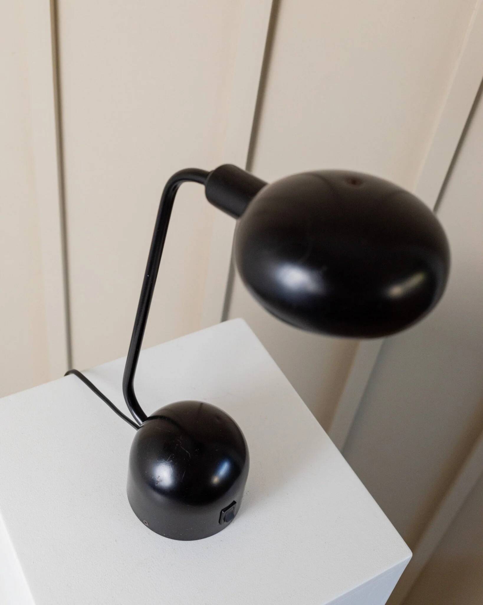 Black metal adjustable desk lamp, postmodern Memphis style, Italian 1980s design, swivel head