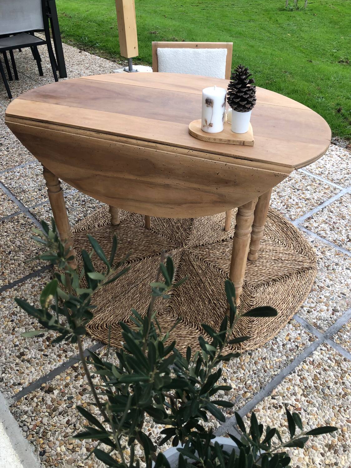 Oval farmhouse table