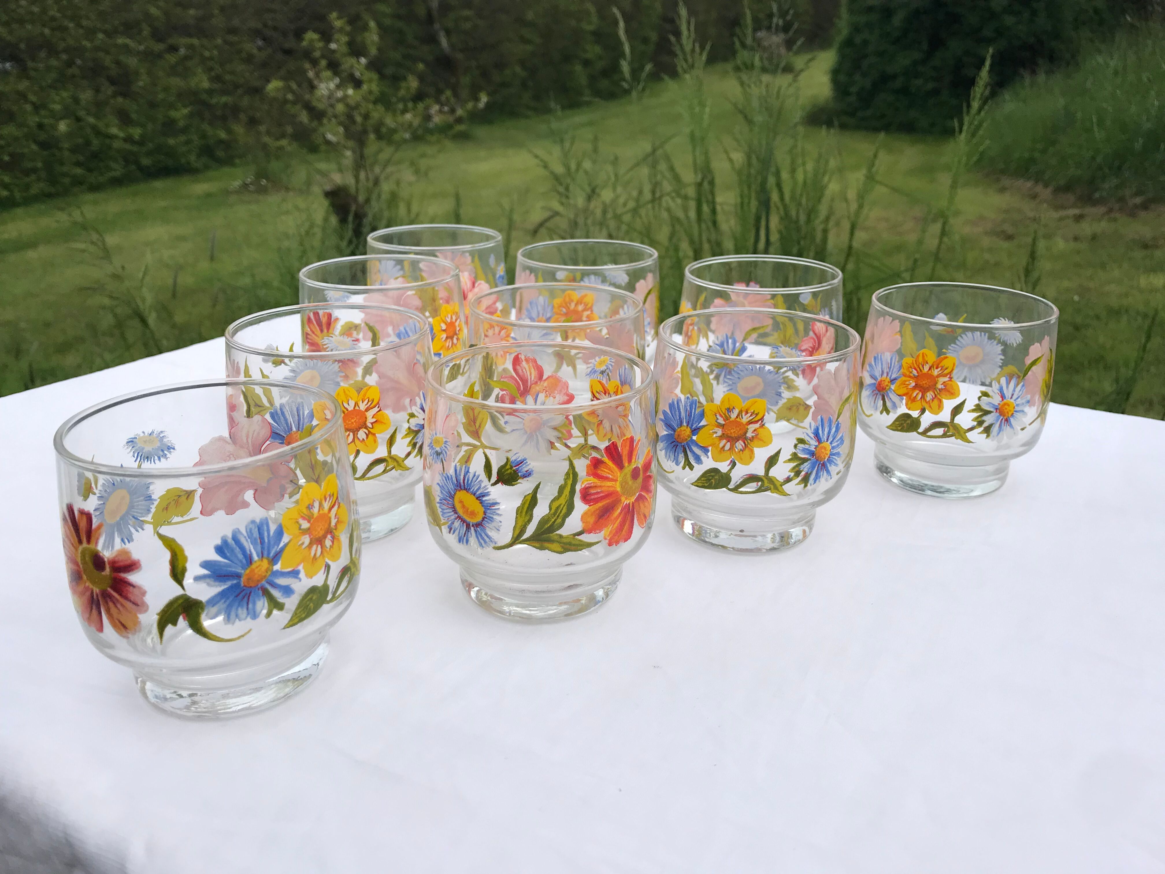 10 vintage glasses with flower patterns