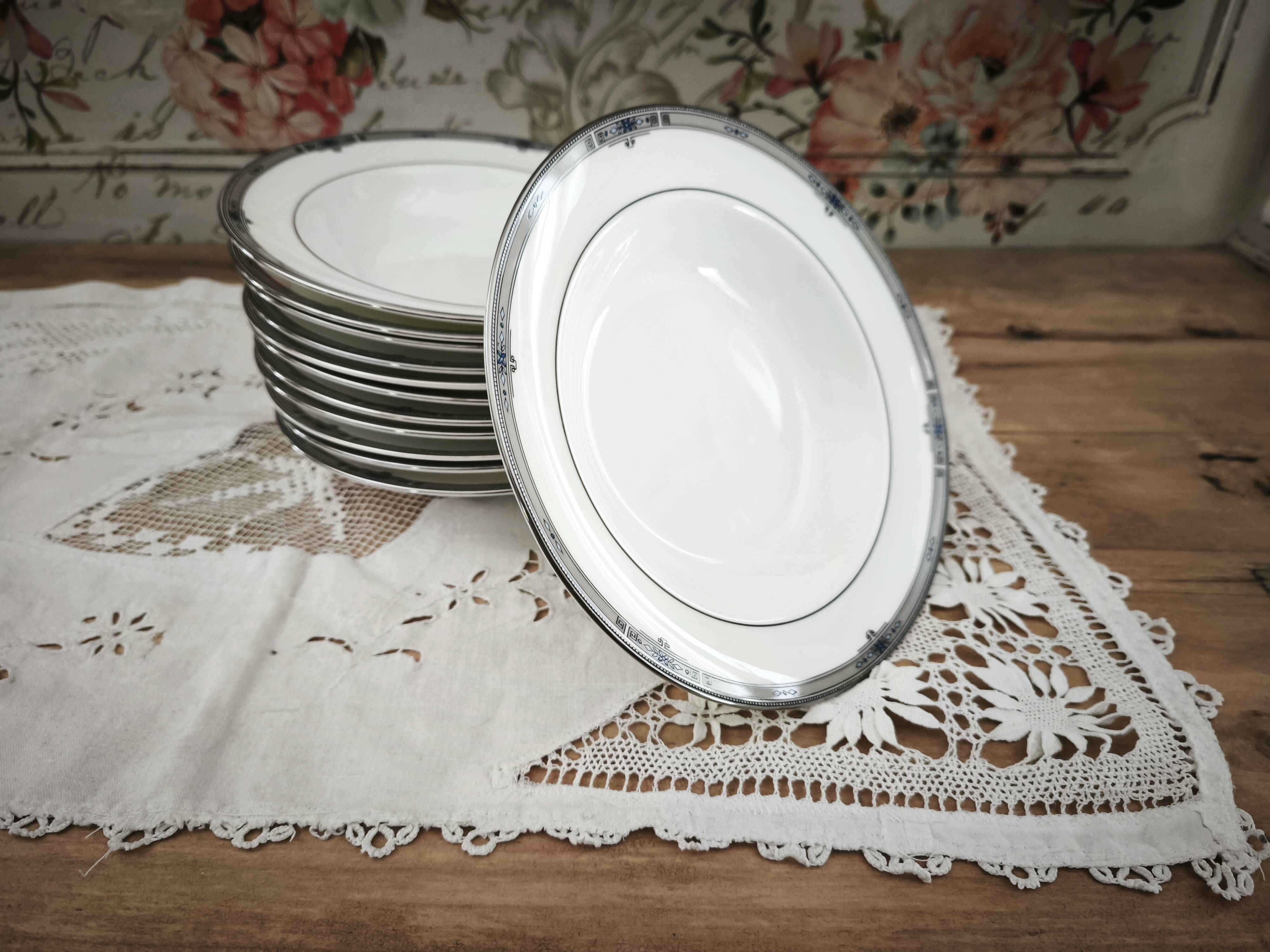 Set of 12 deep plates in English porcelain Wedgwood model Amherst.