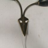 Applique ancienne avec abat-jour en métal noir et bras courbés en laiton