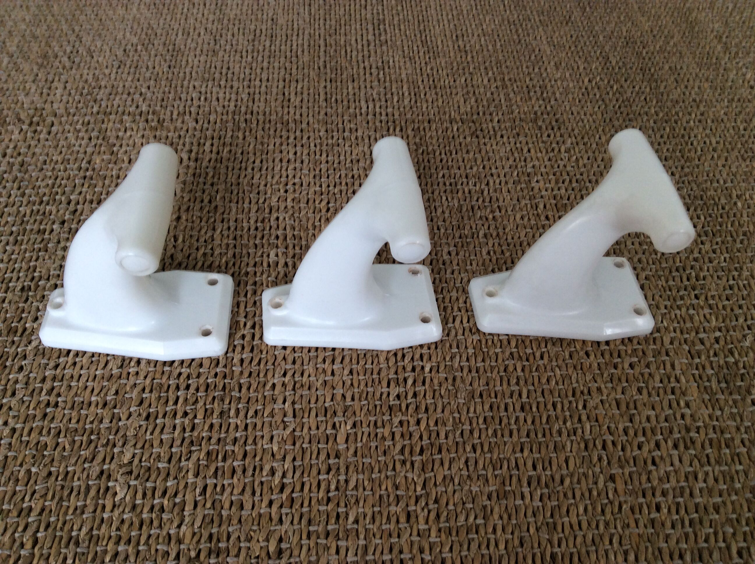 Series of 3 plastic hooks