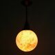 Lampe globe Art Déco avec abat-jour en verre marbré et suspension à tige - vers 1930