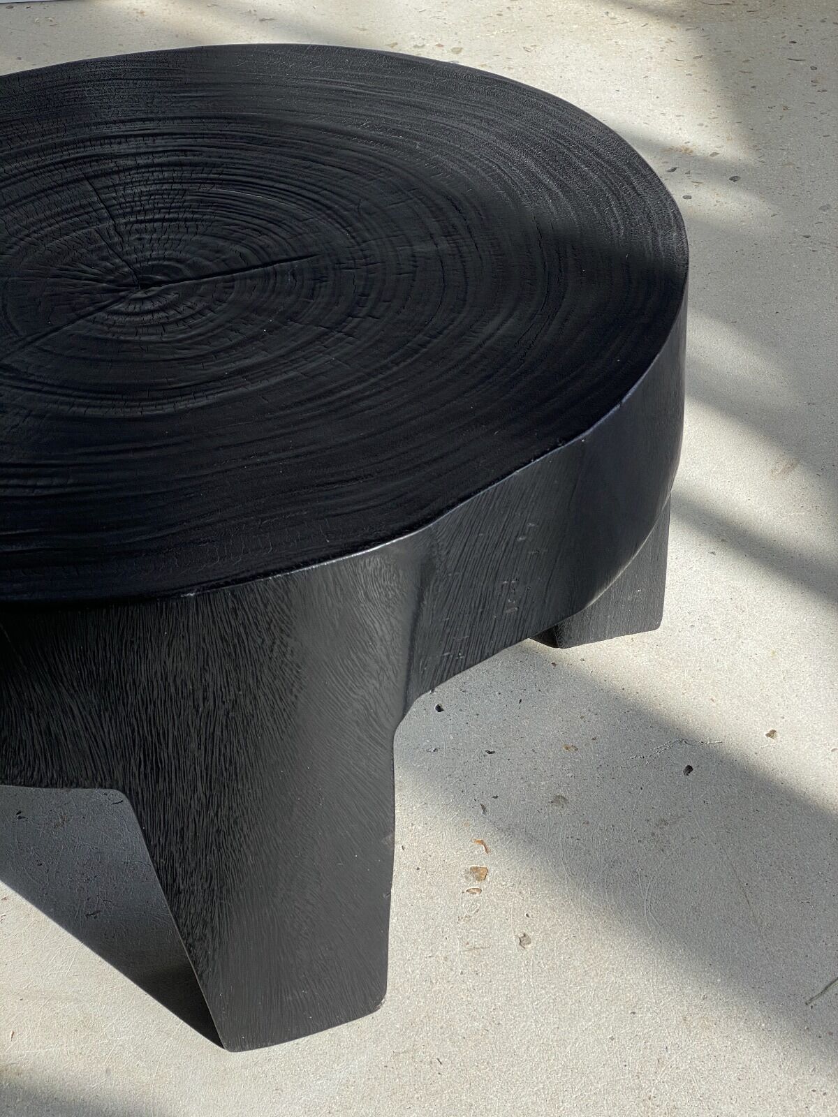 Coffee table en bois massif monoxyle noir