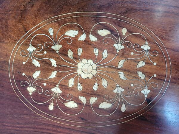 Table basse en palissandre décorée de têtes d'éléphant