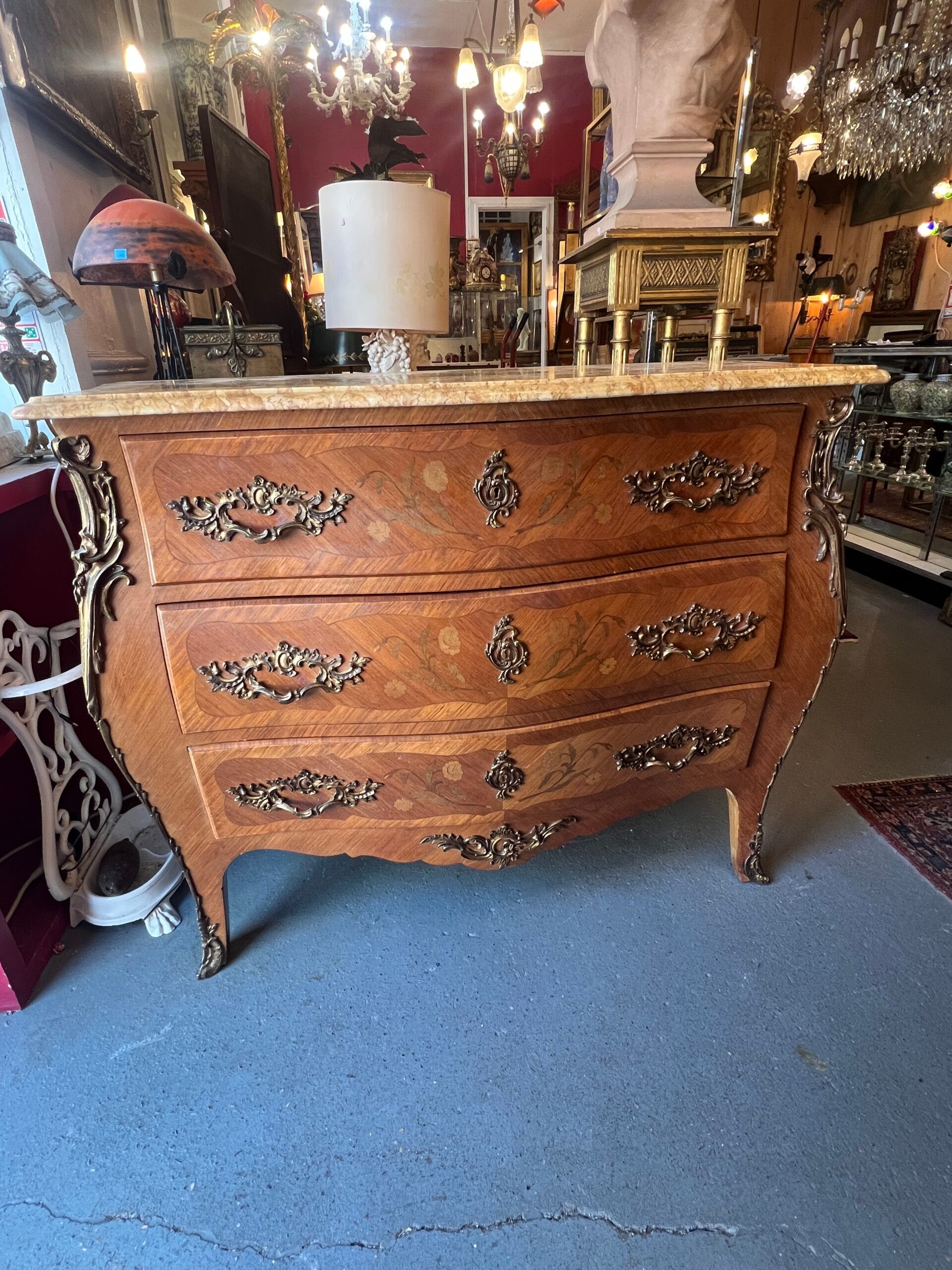 Louis XV style curved chest of drawers in veneer and marquetry, early 20th century