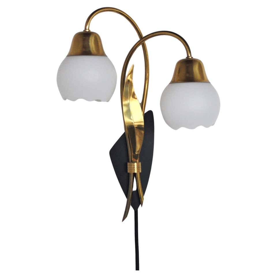 Applique murale scandinave organique à deux bras, laiton et opaline, années 1940-1950