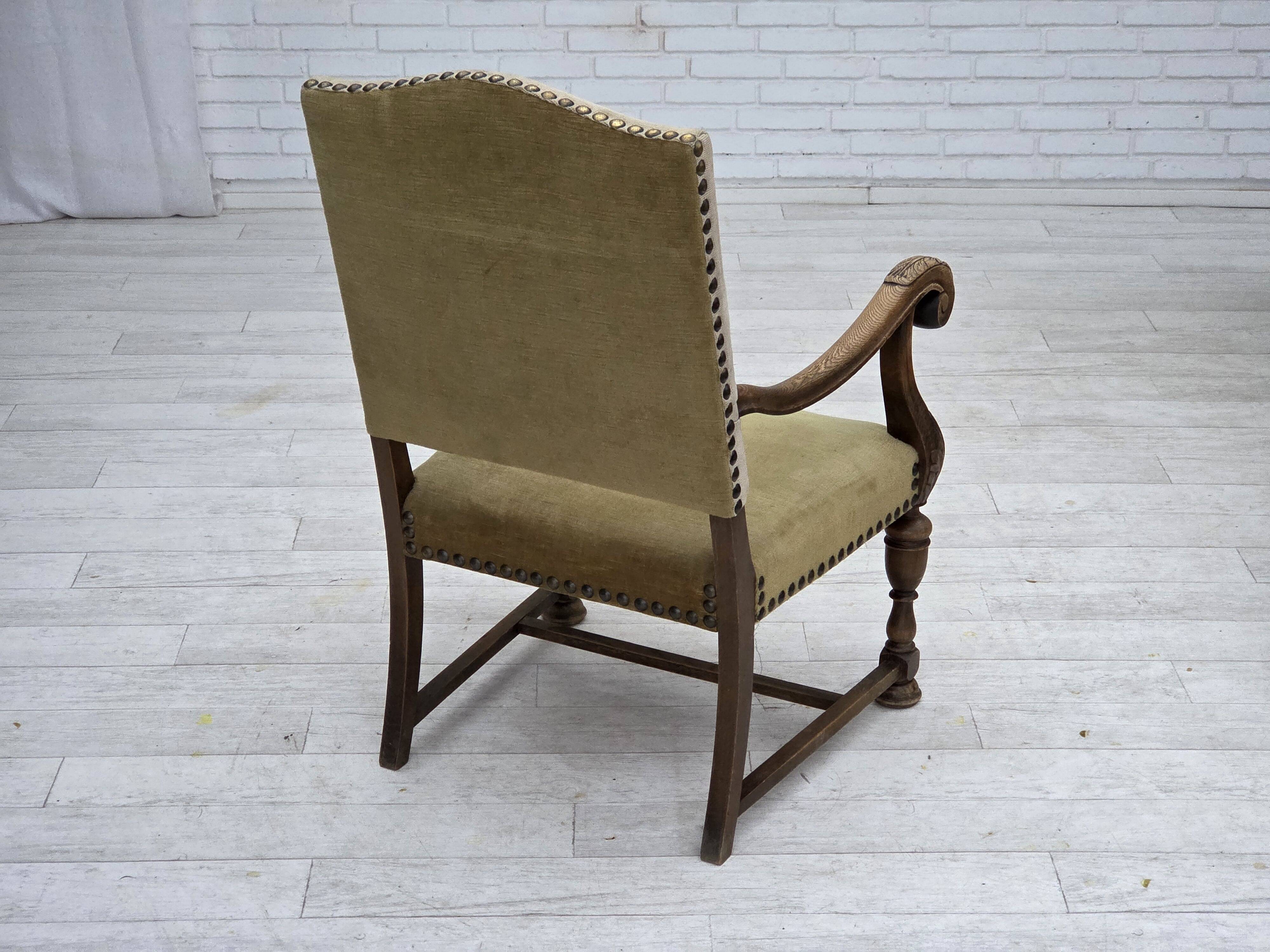 Fauteuil danois à dossier haut des années 1950, en laine tissée à la main, velours, bois de chêne sculpté.