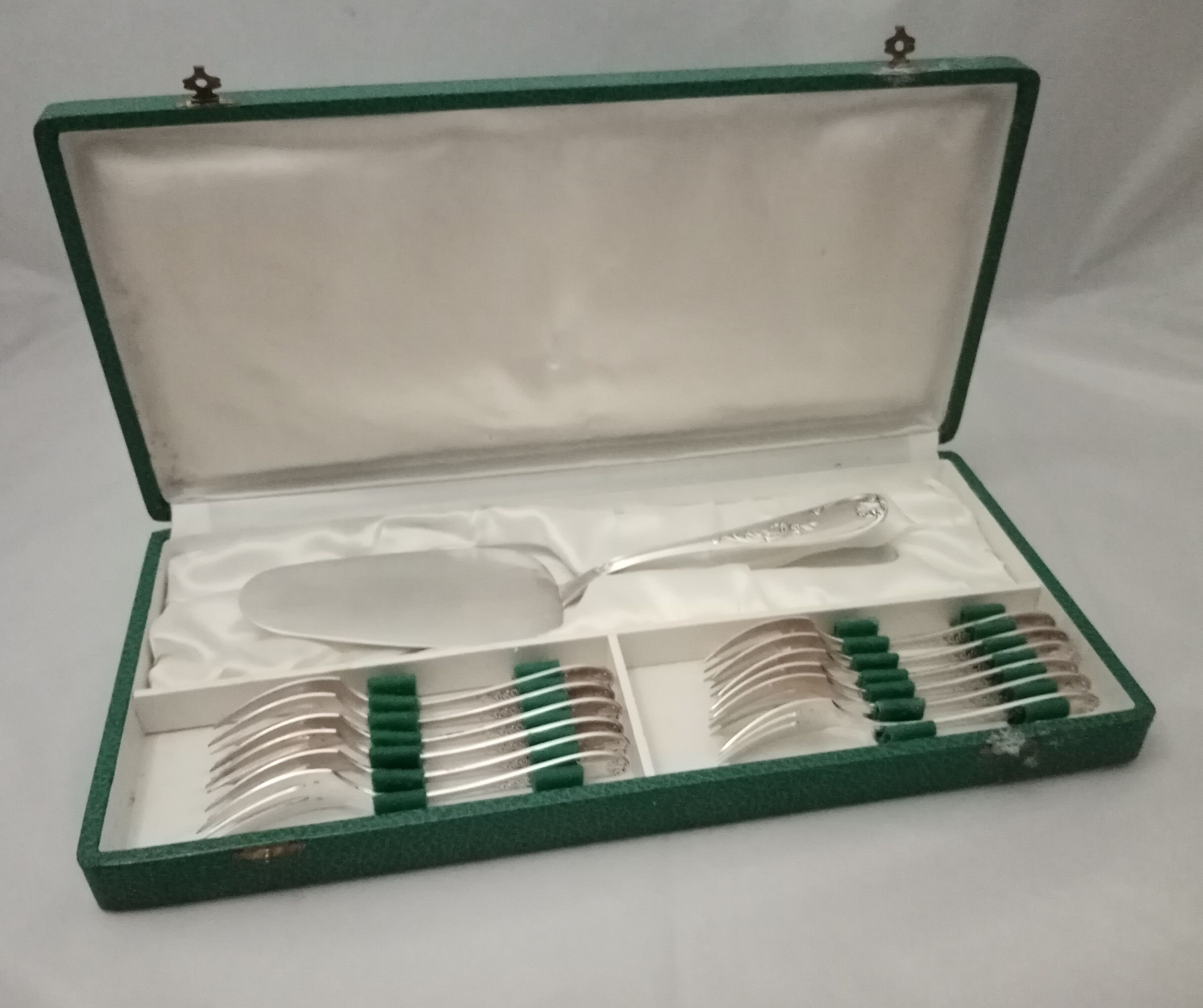 Silver metal dessert fork box with Rocaille-shell pie shovel