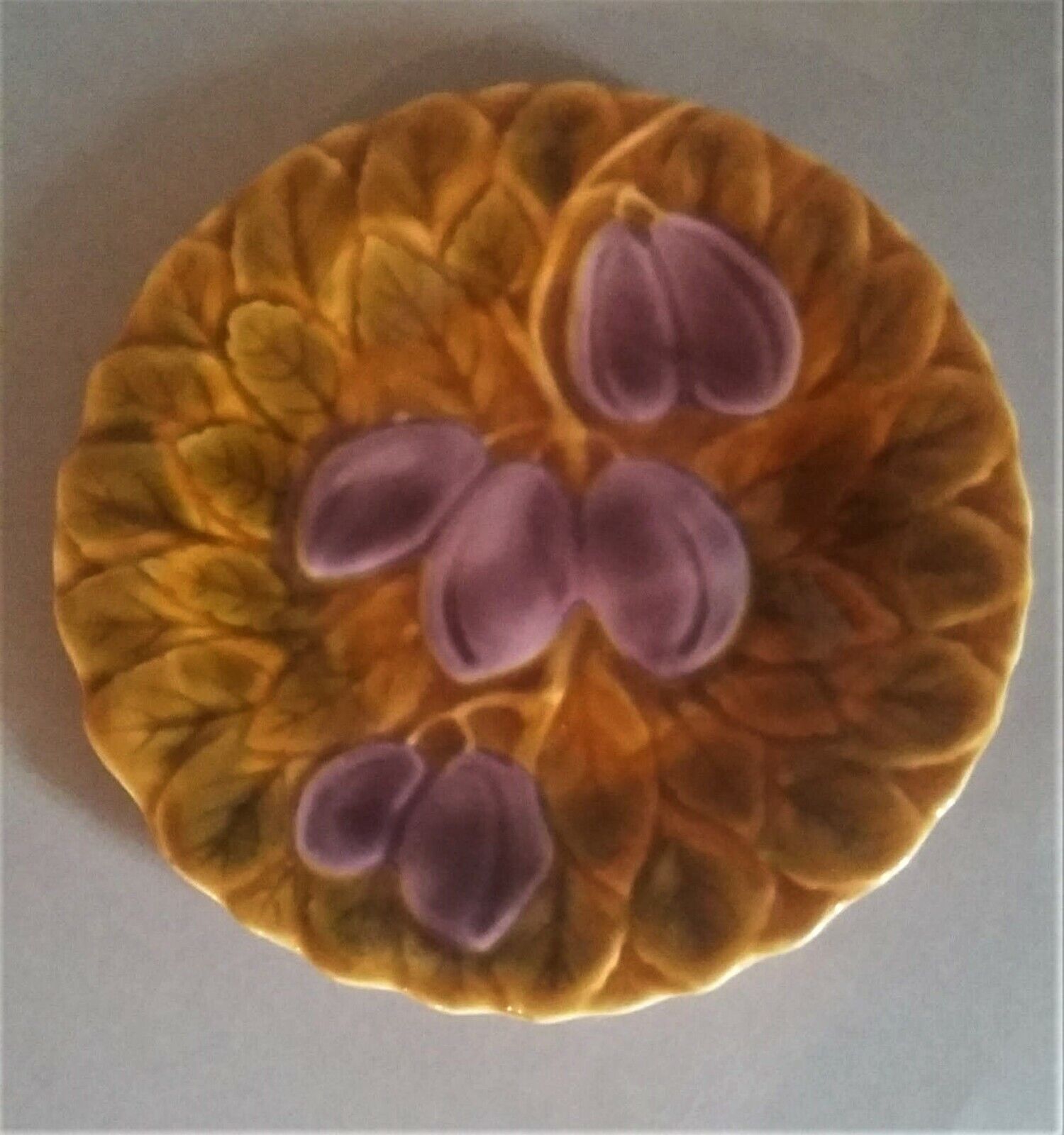 Assiette barbotine prunes Sarreguemines début XXème