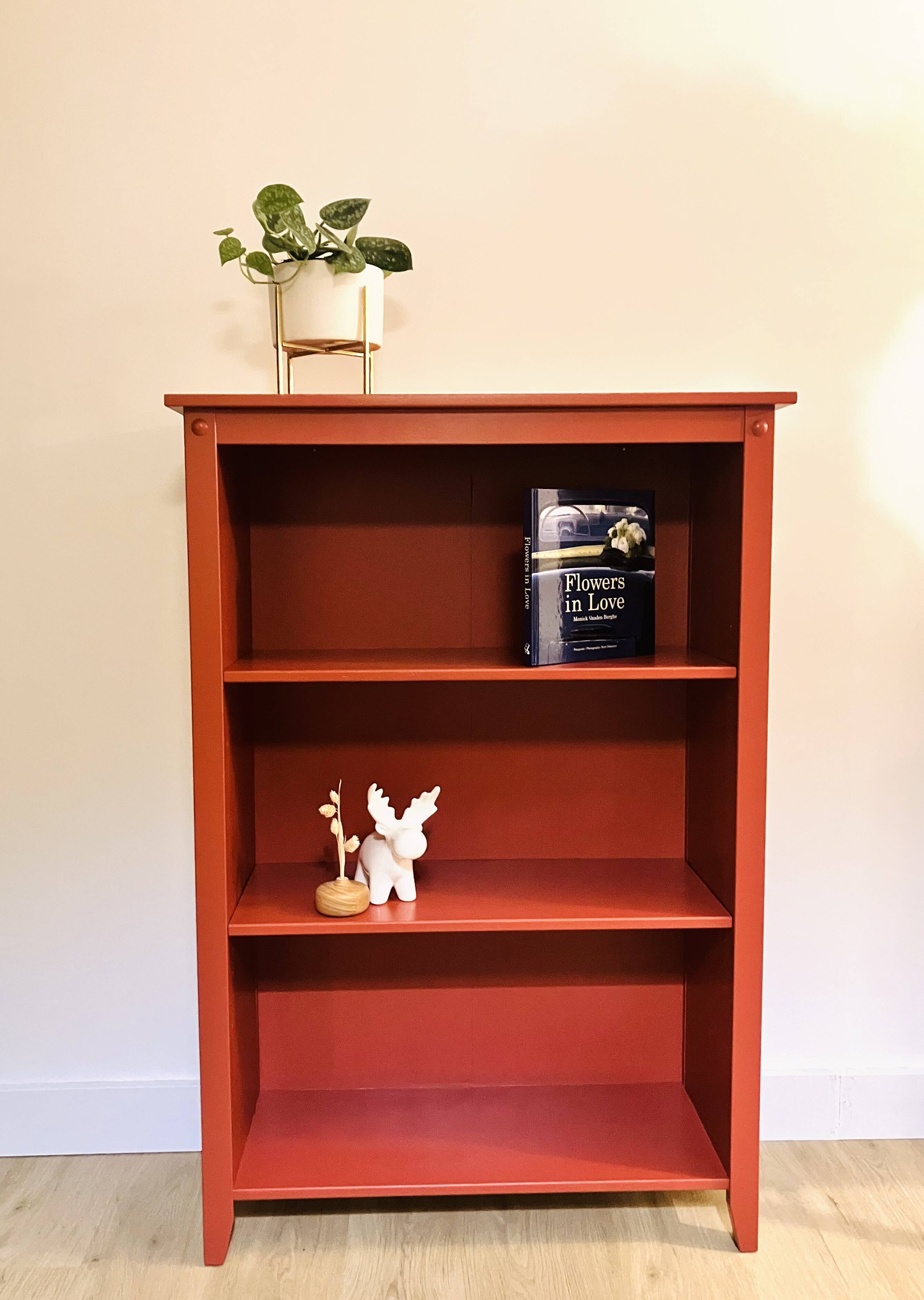 Library, pine bookshelves