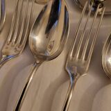 12 couverts de table en métal argenté modèle Baguette