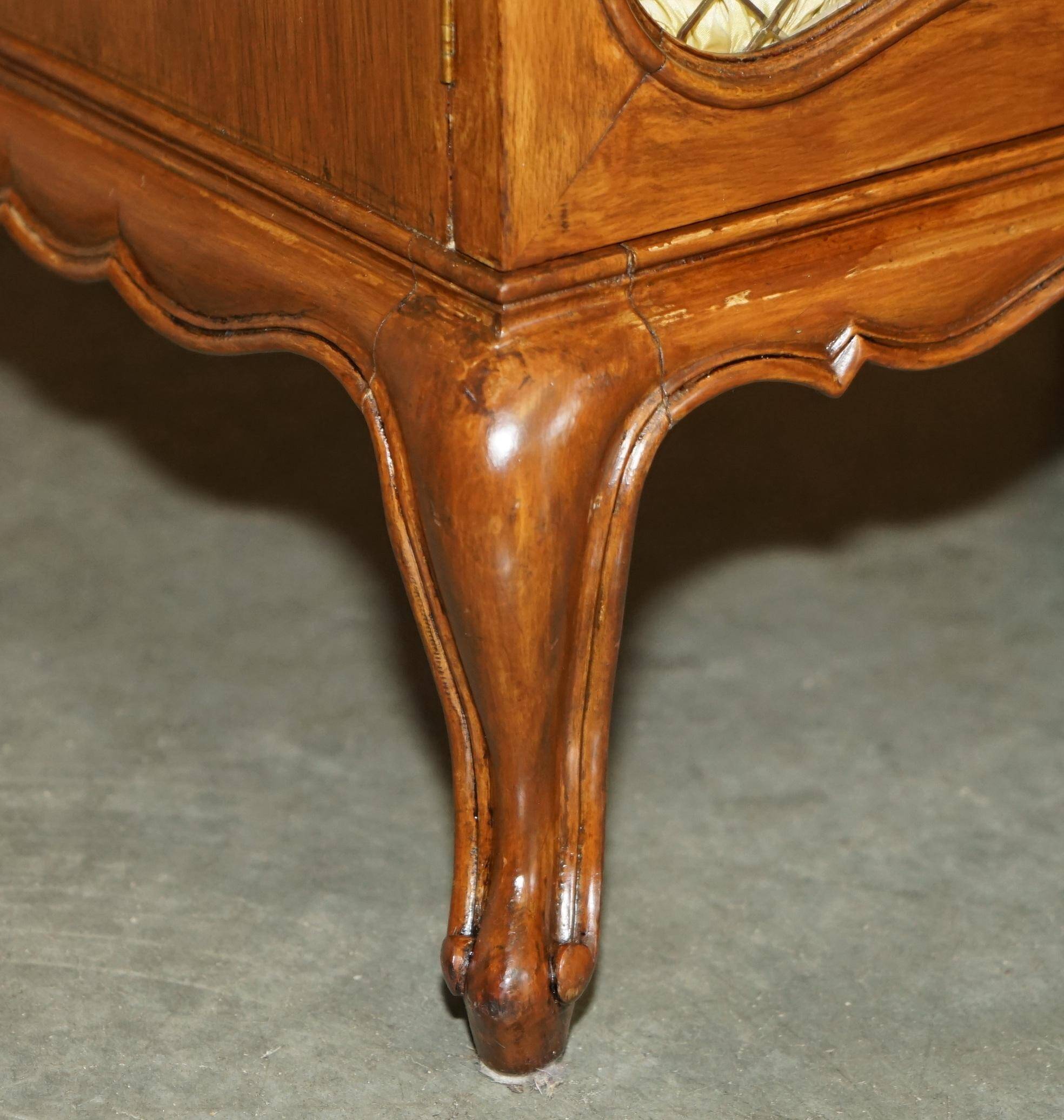 Paire d'armoires latérales vintage en noyer avec laiton ajouré et soie