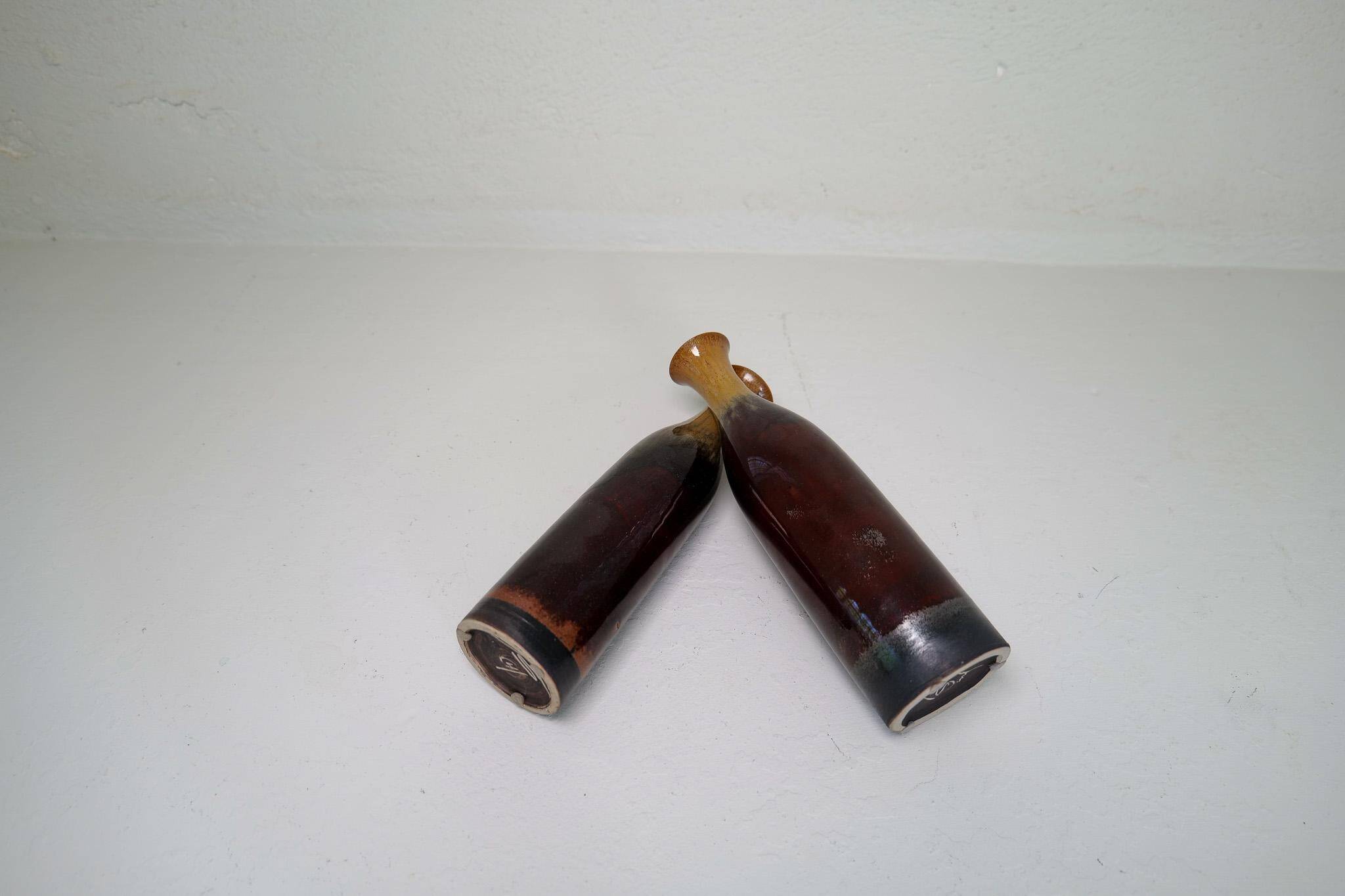 Modern Scandinavian pair of vases/bottles in ceramic by Carl-Harry Stålhane, Sweden.