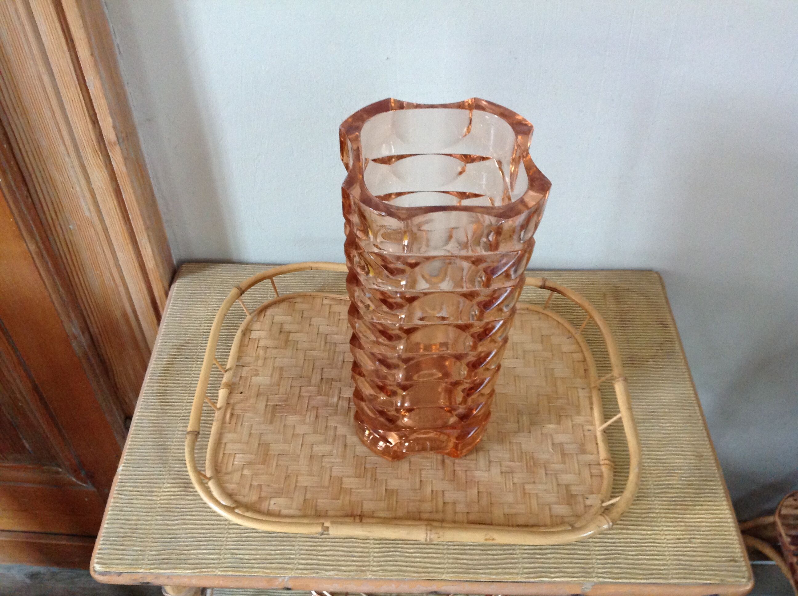 Vase 70s pink chiseled glass
