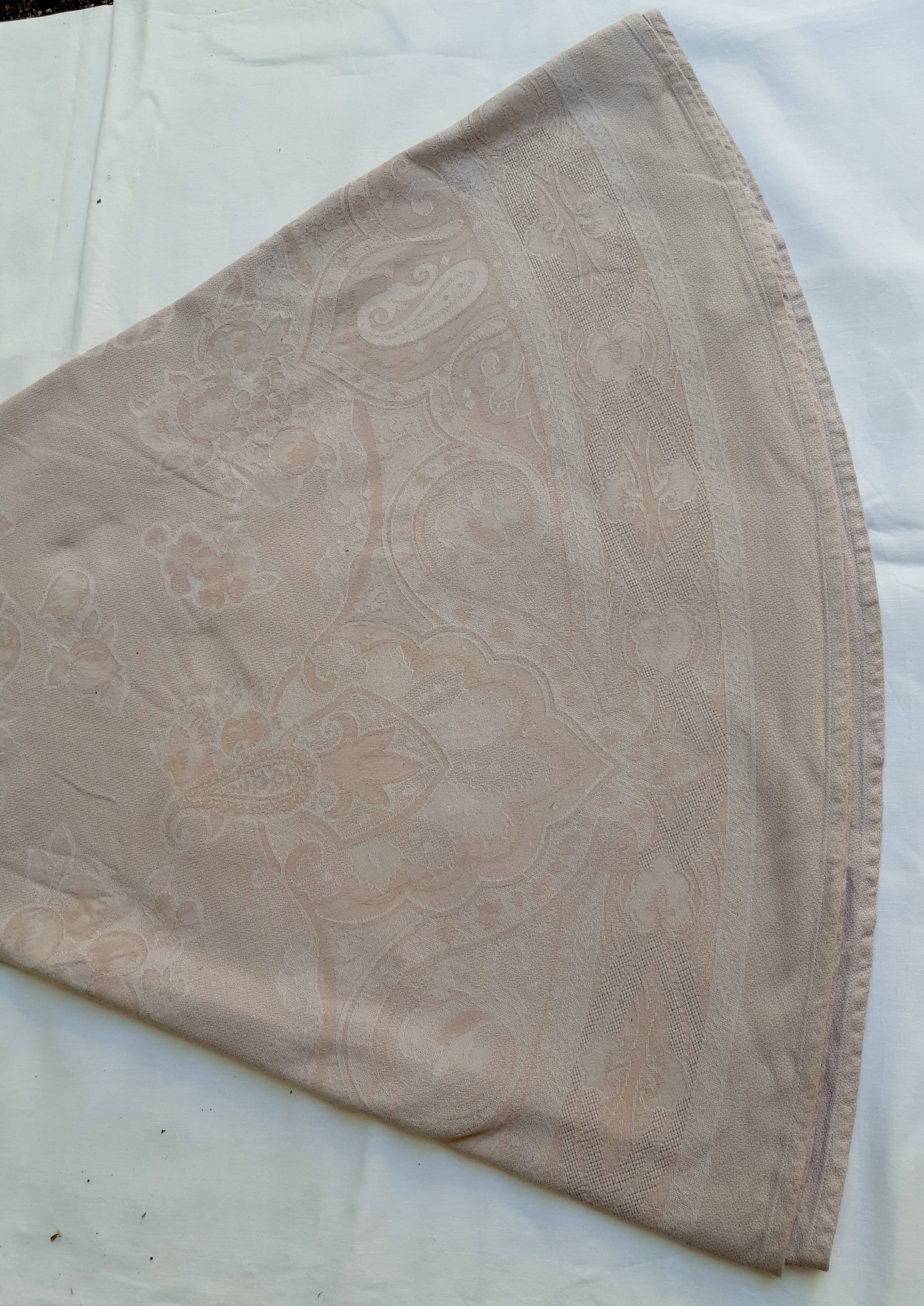 round damask tablecloth, 197 cm in diameter, with 6 towels