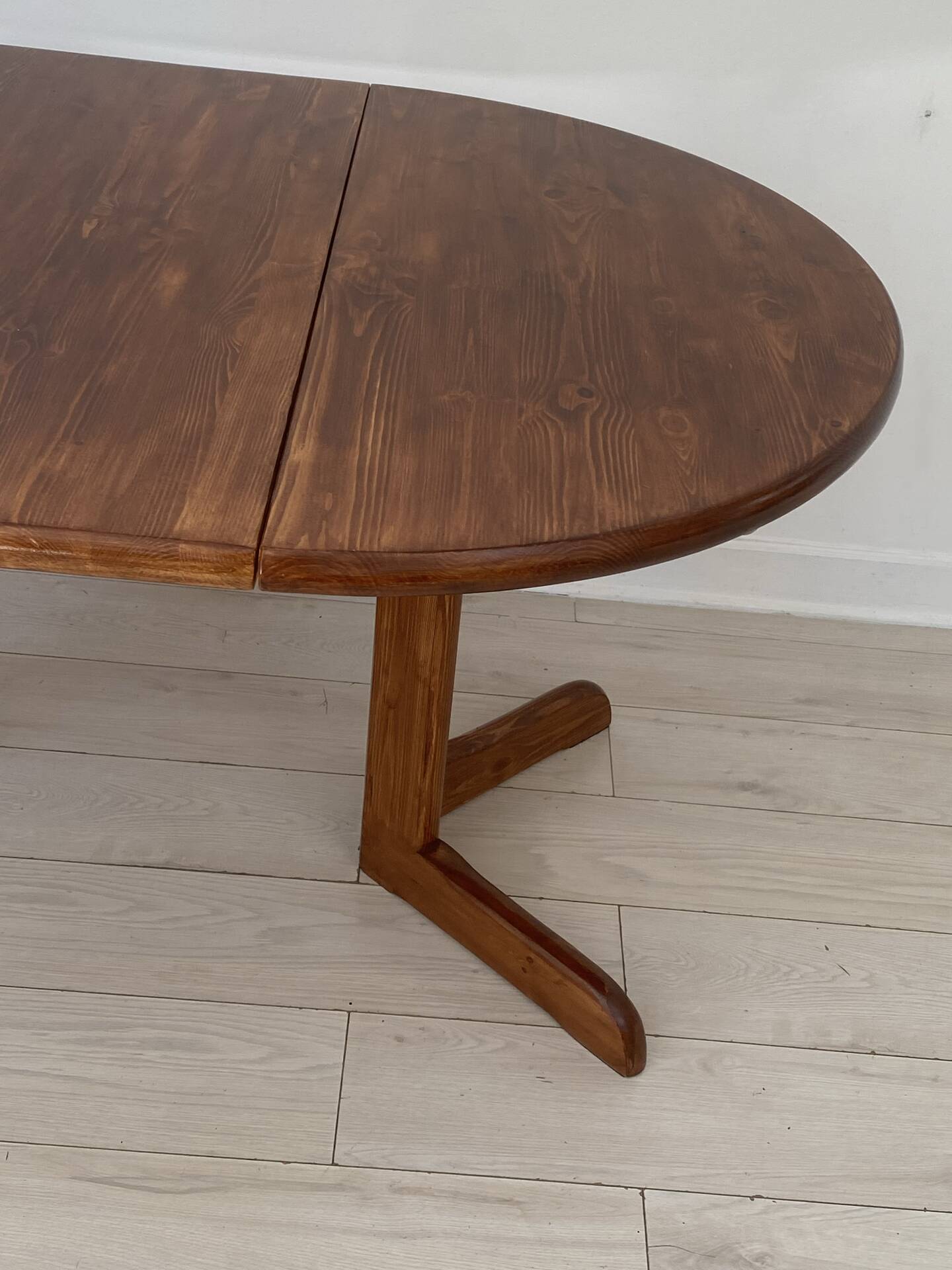 Extendable table for 4/6 people in pine.