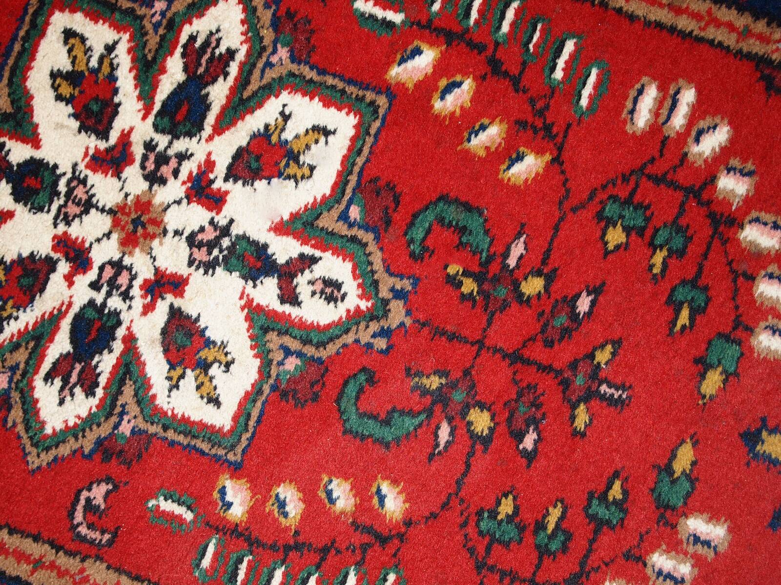 Tapis Vintage Hamadan en Laine, Années 1970, Élégance Florale du Moyen-Orie