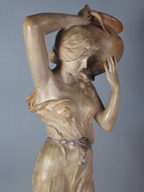 Sculpture céramique Femme et cruche ceinture opale Goldscheider vers 1900, 60 cm C155