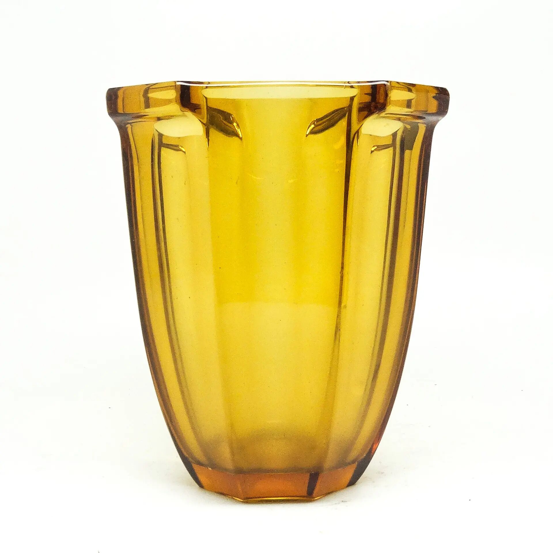 Vase art déco, en verre violet, conçu par R. Schrotter, verrerie Inwald, Tchécoslovaquie, années 1930.