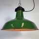Lampe à suspension industrielle en émail vert, années 1960