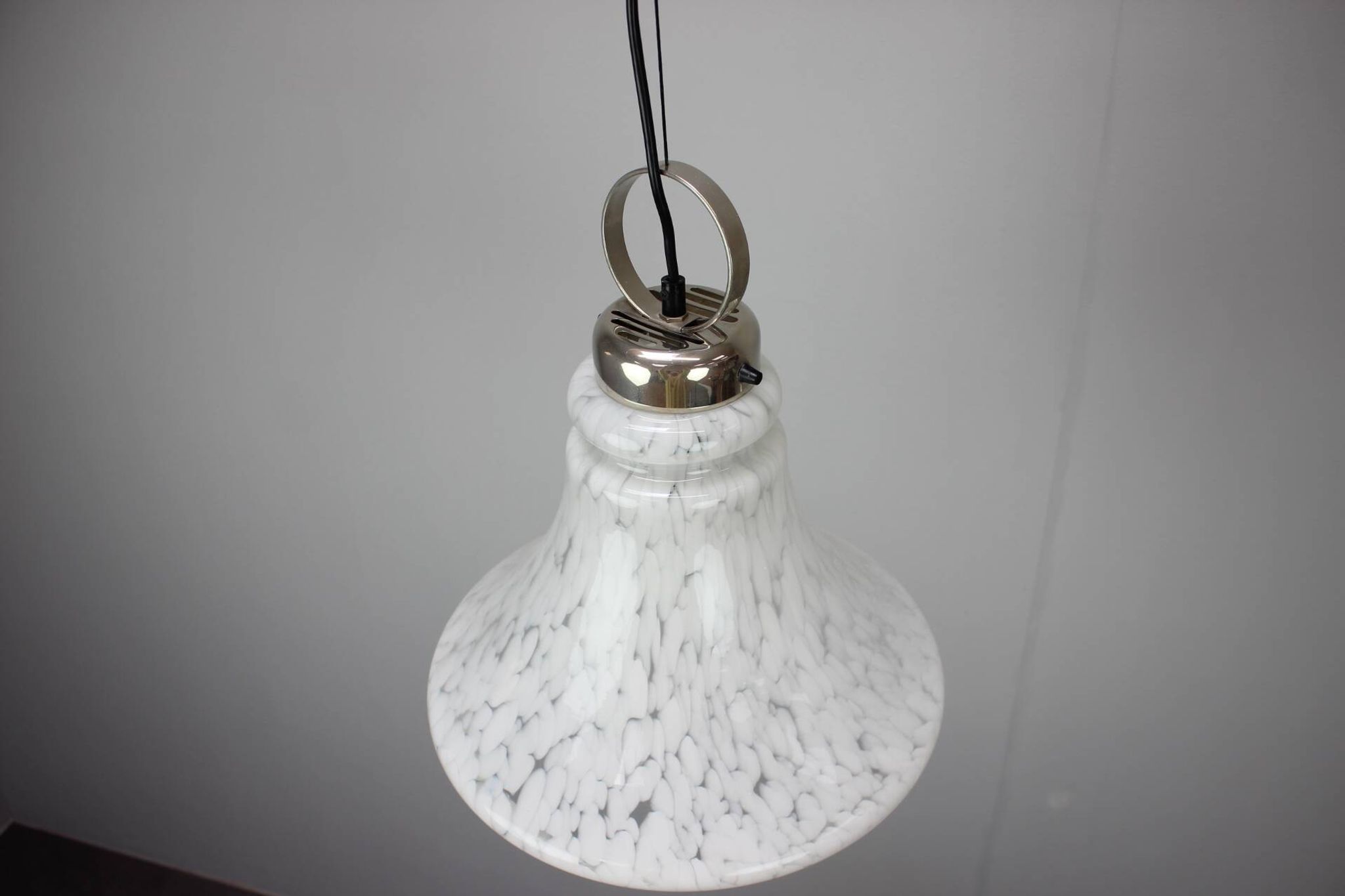 Lampe suspendue en verre en forme de cloche réglable des années 1970 en Tchécoslovaquie.