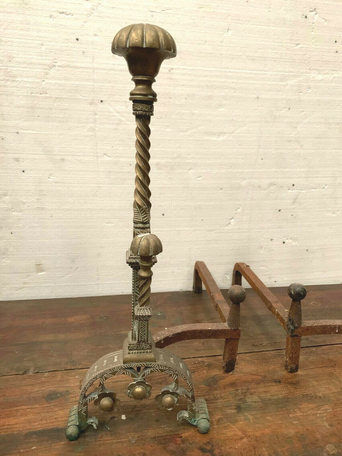 Pair of channels in 20th century chiseled bronze