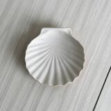 Two-tone shell-shaped bowl