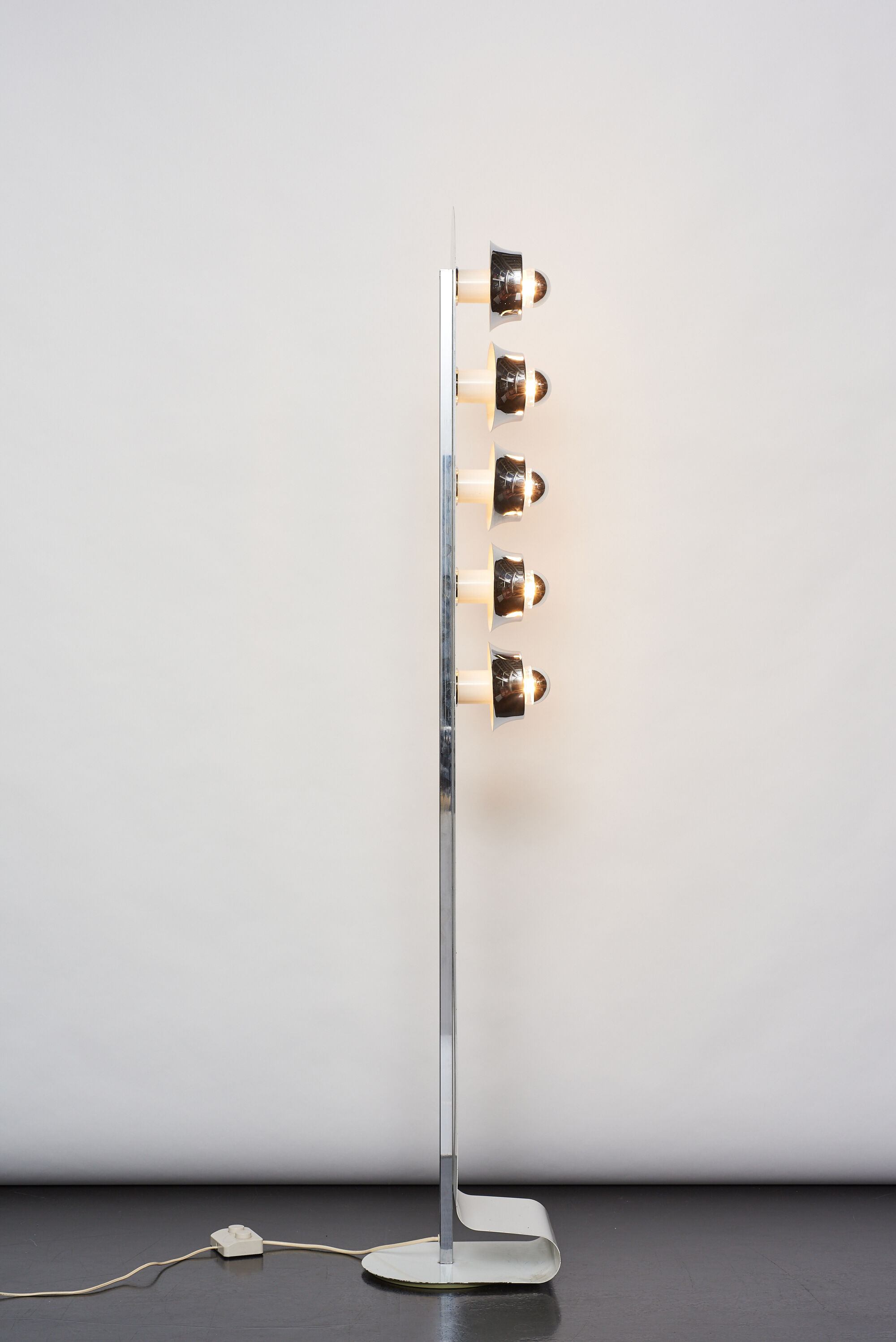 Space age rotating column with 5 lights