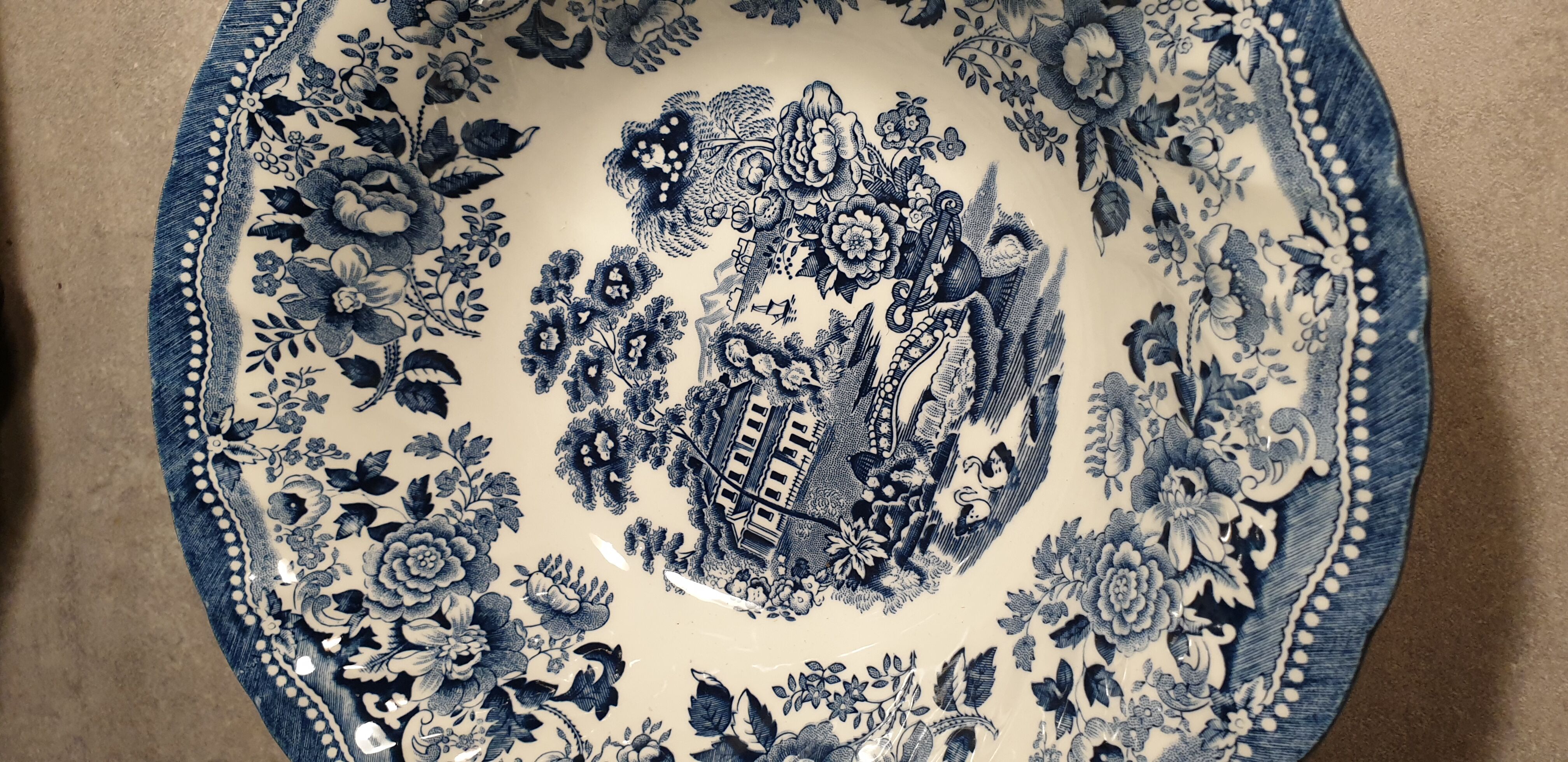 Salad Bowl Porcelaines Churchill the Georgian collection :23,7cm ○