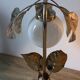 Lampe vintage avec feuilles dorées