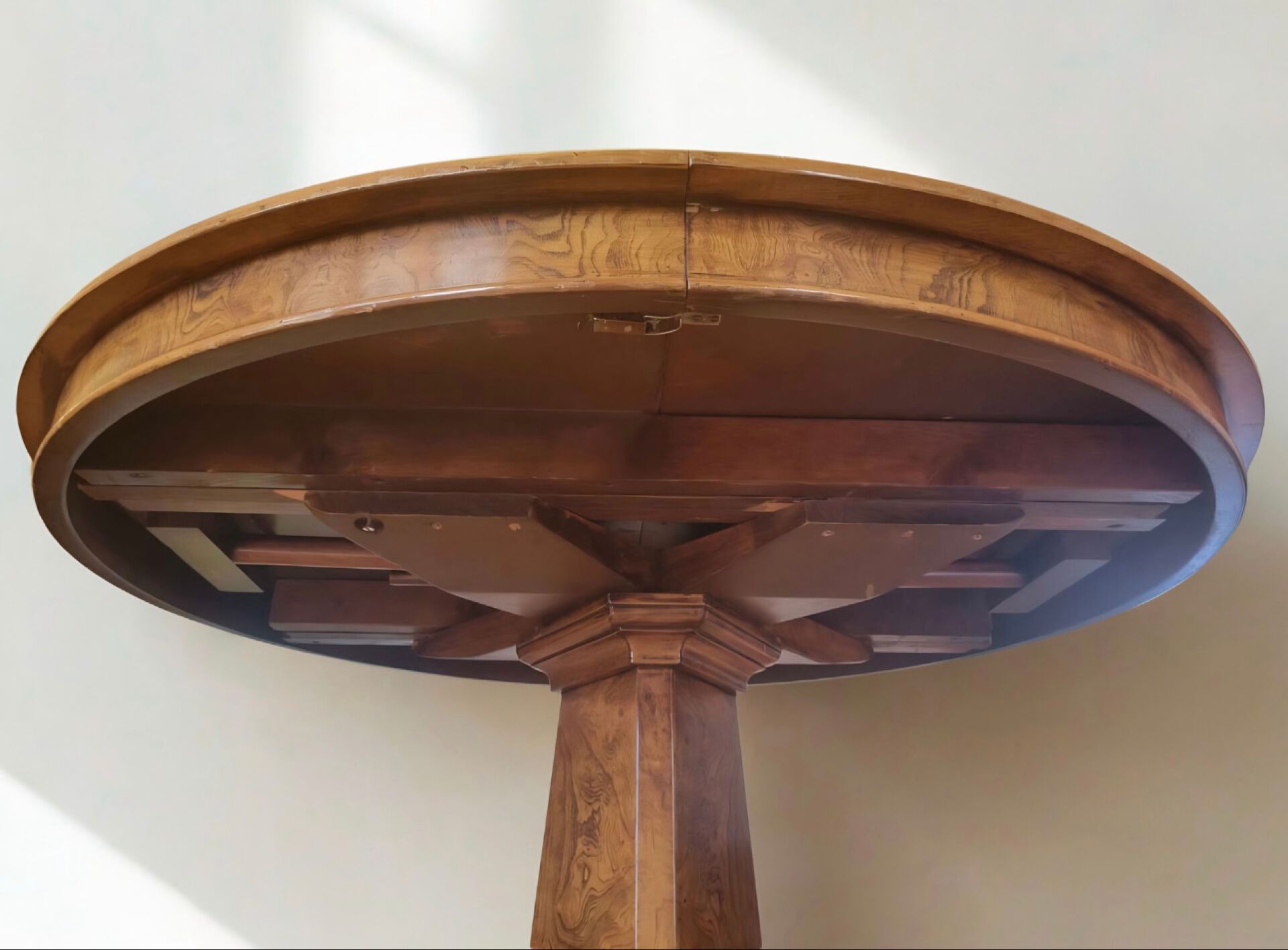 Table ronde extensible en loupe de bois aux magnifiques veinage