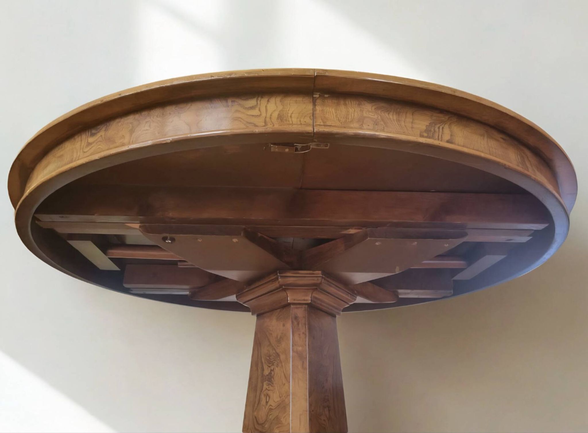 Extendable round table in wood burl with beautiful grain.