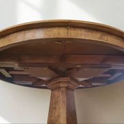 Extendable round table in wood burl with beautiful grain.